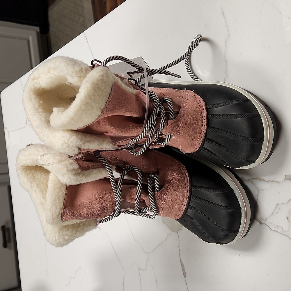 NWT GIRLS WINTER BOOTS.  RUBBER SOLES AND TOES.  SIZE 1.